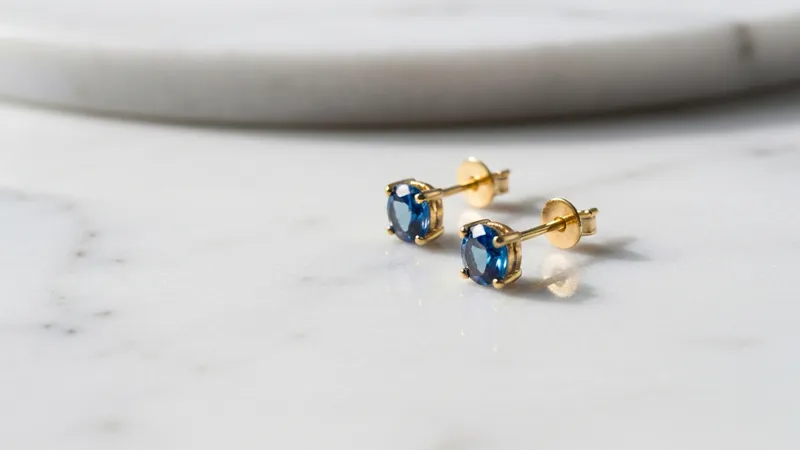 Créoles en or sertie de saphirs multicolores